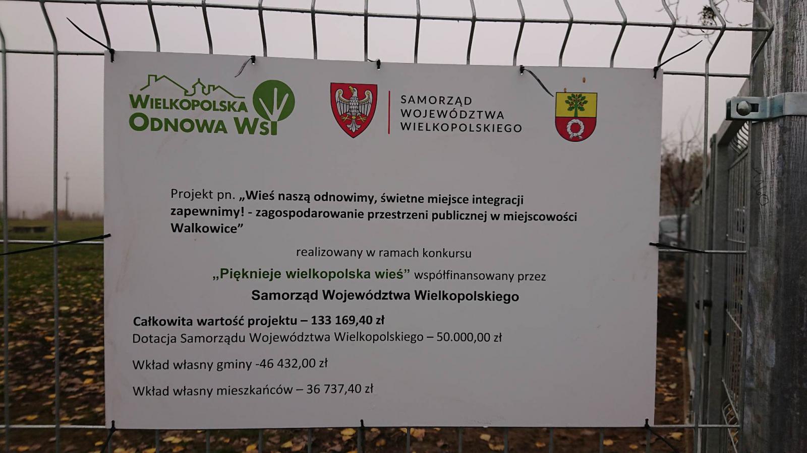 Zakończona została także realizacja zadania inwestycyjnego pn. „Wieś naszą odnawiamy, świetne miejsce integracji zapewniamy!” – zagospodarowanie przestrzeni publicznej w miejscowości Walkowice.
