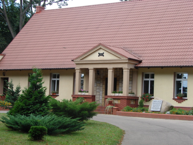 Park dworski, dwór i oficyna z XIX wieku. 