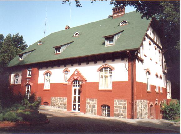 Budynek administracji leśnej z początku XX wieku znajdujący się w zabytkowym parku z okresu XVIII wieku w miejscowości Sarbka