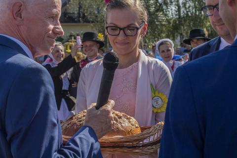 Obrzęd przekazania chleba Gospodarzowi przez Starostów dożynkowych