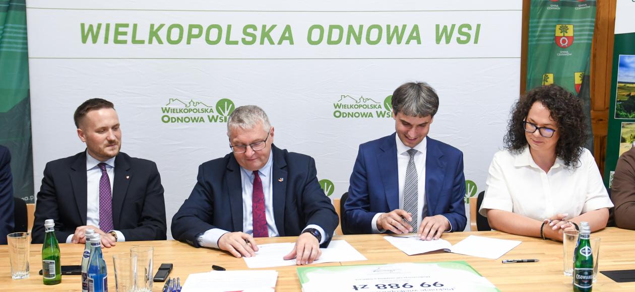 Pięknieje wielkopolska wieś-podpisanie umów