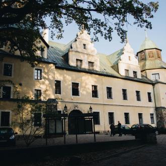 	 Zespół Pałacowo - Dworcowy jest przykładem neorenesansowej rezydencji wzniesionej dla jednej z najznakomitszych rodzin arystokratycznych ówczesnej Europy - Wilhelma Bolka Emanuela von Hochberga i jego żony Annemarie von Arnim. 